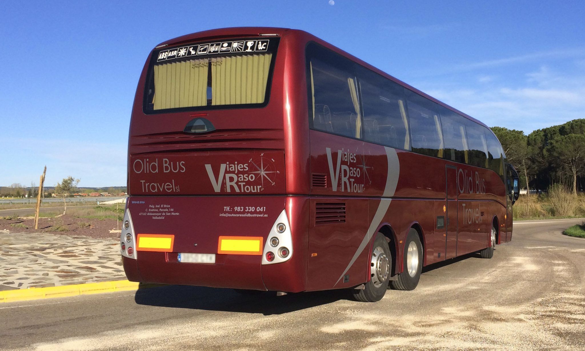 Autocar con 55 plazas de la empresa de autocares Olid Bus Travel de Valladolid en carretera