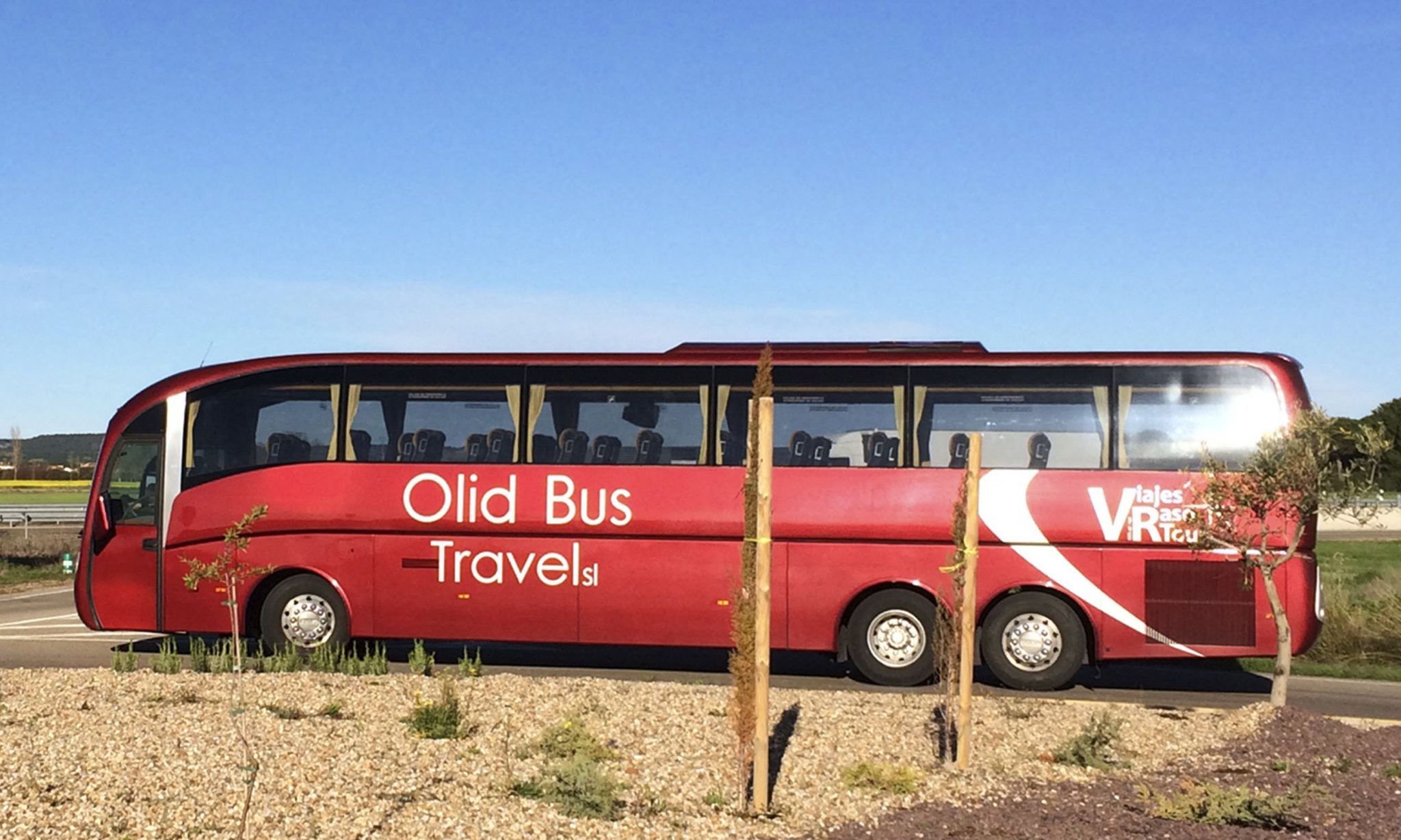 Autocar con 55 plazas de la empresa de autocares Olid Bus Travel de Valladolid en ruta