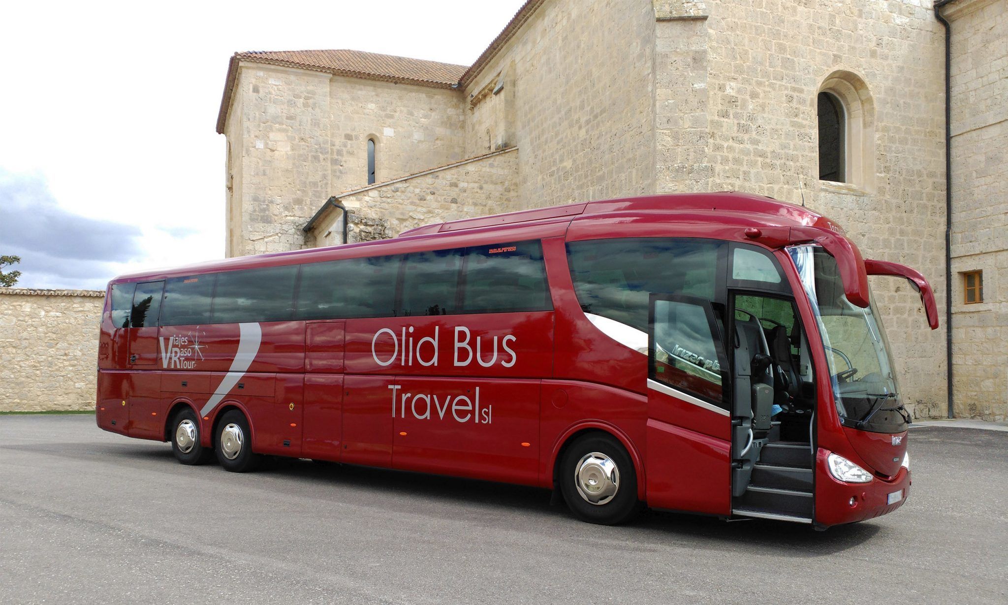 Autocar con 64 plazas de la empresa de autocares Olid Bus Travel de Valladolid aparcado