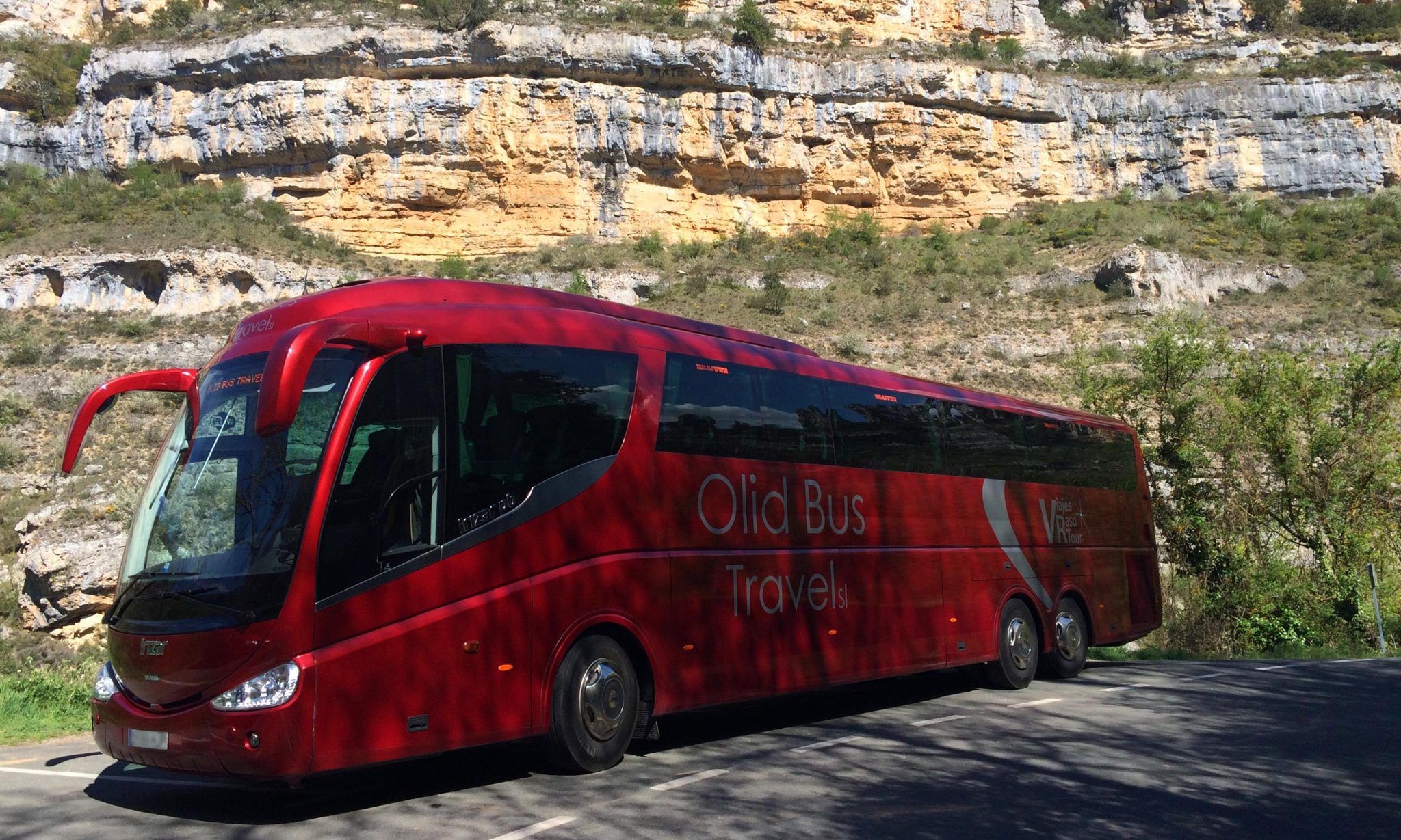 Autocar con 64 plazas de la empresa de autocares Olid Bus Travel de Valladolid junto a montañas