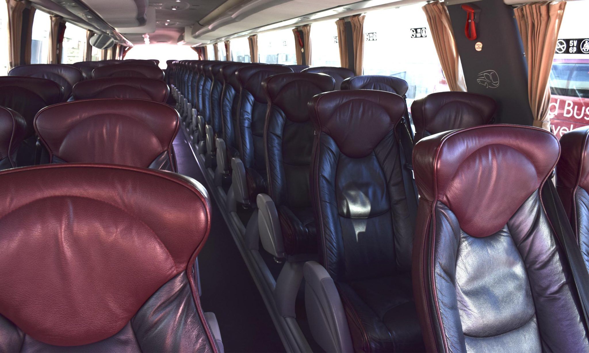 Interior de autocar con 64 plazas de la empresa de autocares Olid Bus Travel de Valladolid