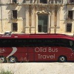 Nuevo autocar frente a monasterio, de la empresa de autocares Olid Bus Travel en Valladolid