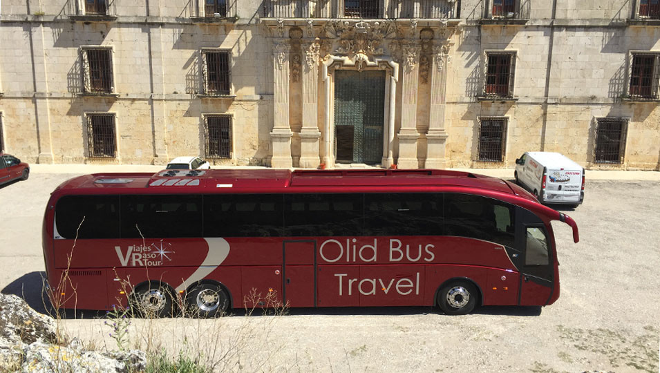 Nuevo autocar frente a monasterio, de la empresa de autocares Olid Bus Travel en Valladolid