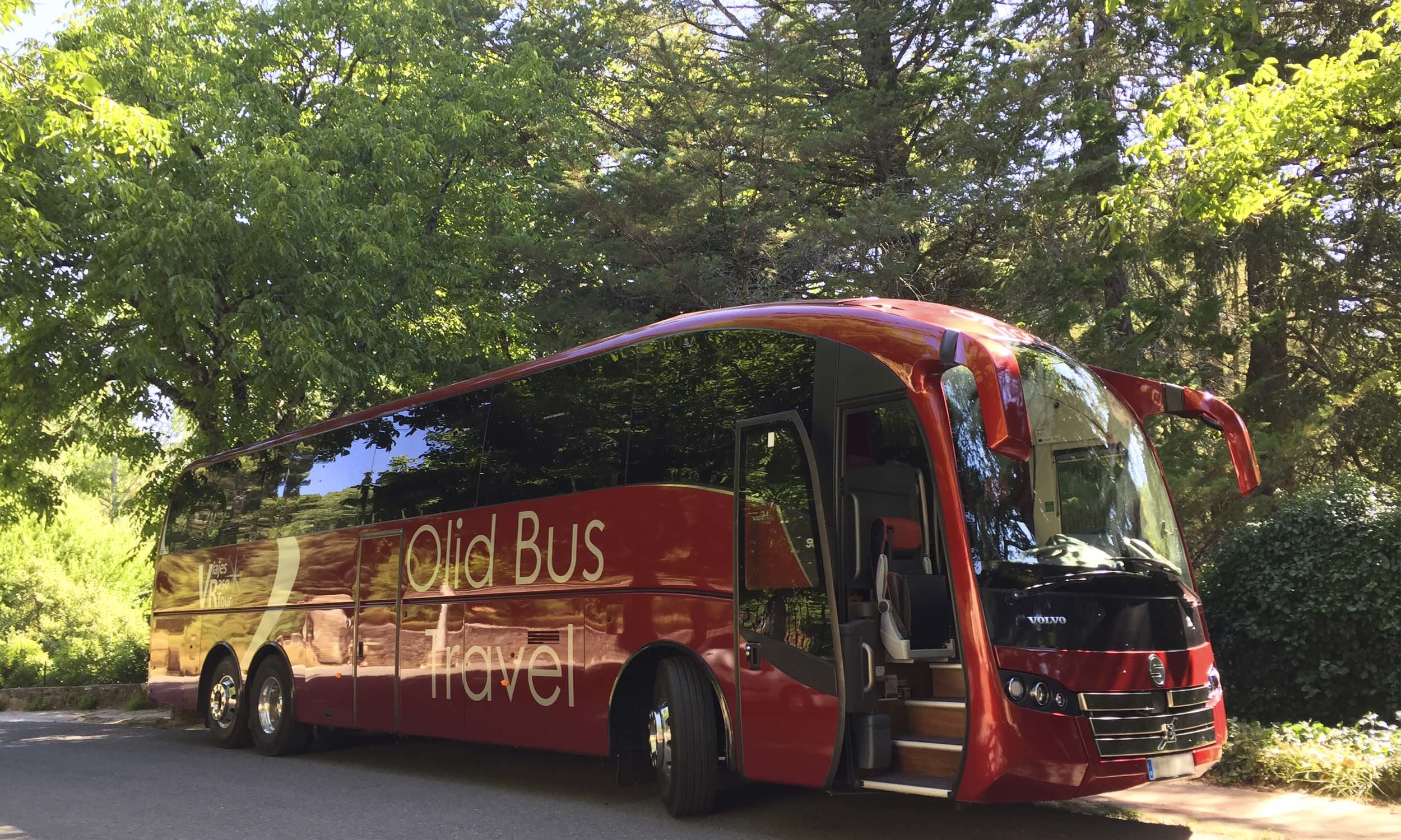 Autocar con 60 plazas de la empresa de autocares Olid Bus Travel de Valladolid aparcado