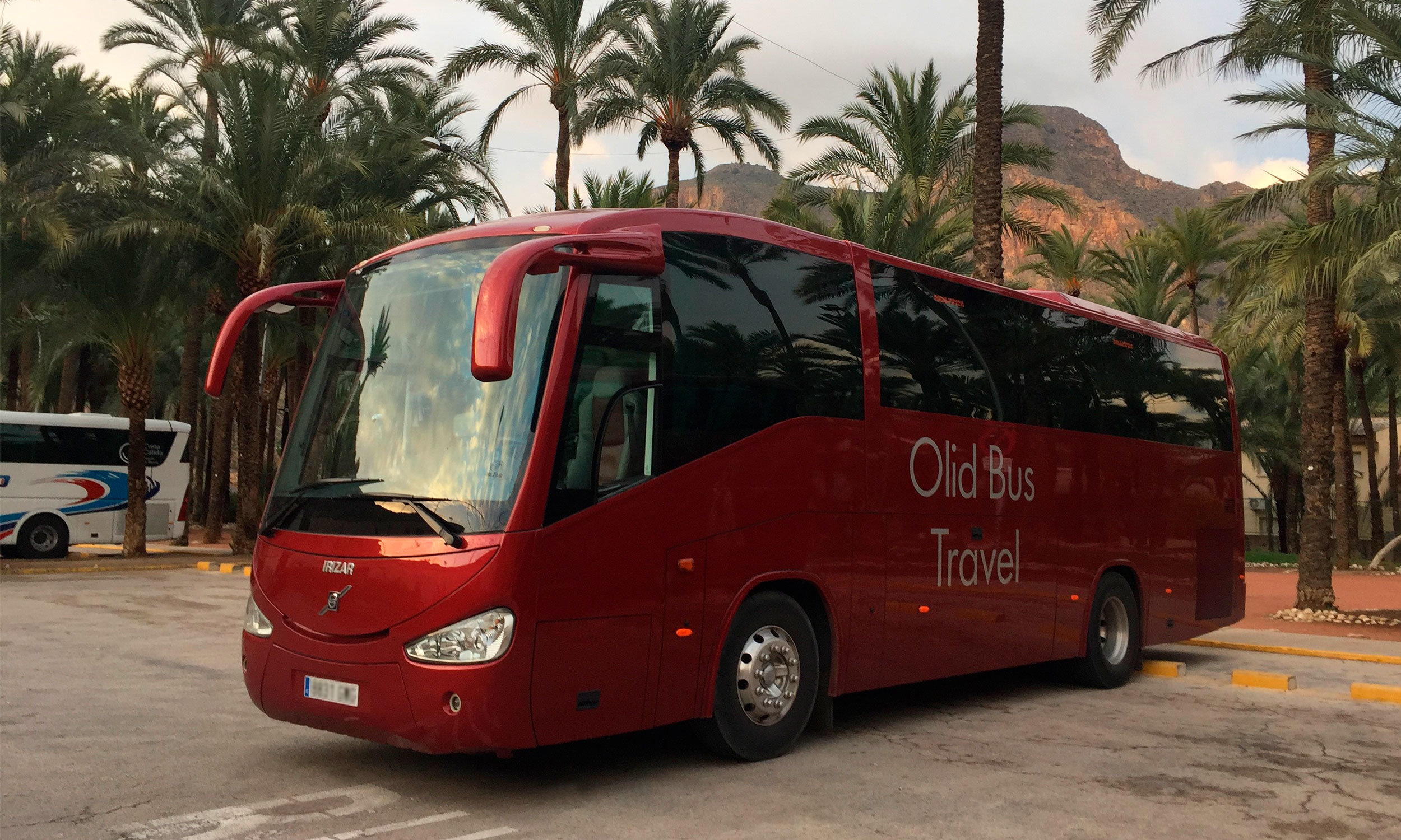 Microbús con 43 plazas de la empresa de autocares Olid Bus Travel de Valladolid aparcado