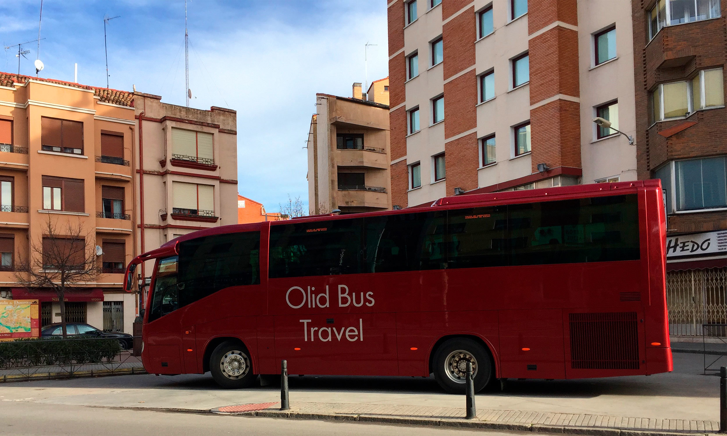 Microbús con 43 plazas en ruta de la empresa de autocares Olid Bus Travel de Valladolid