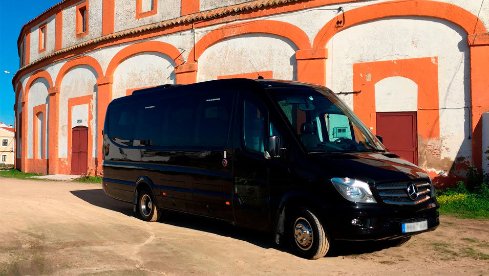 Nuevo microbús empresa de autocares Olid Bus Travel aparcado junto a plaza de toros