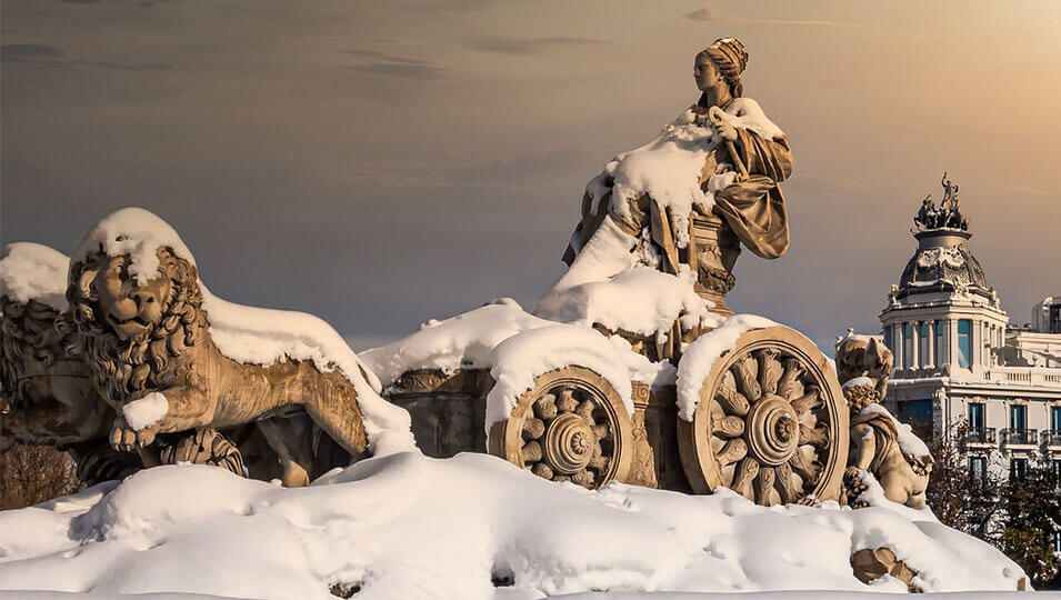 Estatua Cibeles de Madrid en invierno